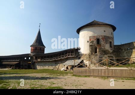 Antiche mura e torri della fortezza europea. Architettura medievale fortezza e un cortile Foto Stock