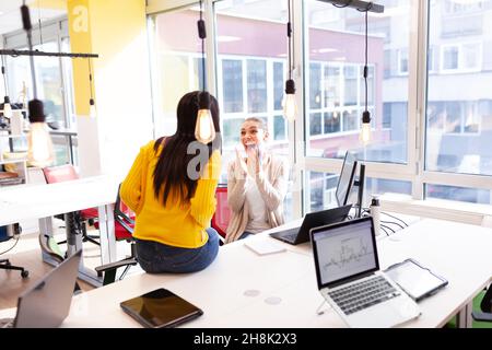 Amici femminili in un ufficio. I colleghi di lavoro che si batte sul lavoro. Foto Stock