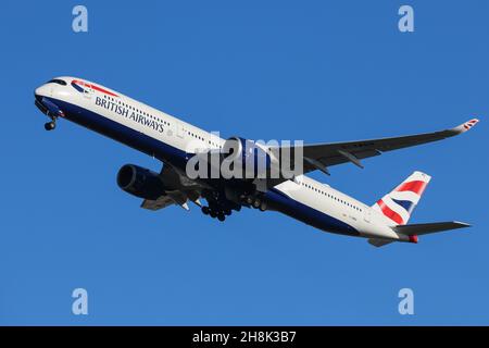 Un Airbus A350 gestito dalla British Airways parte dall'aeroporto di Heathrow Foto Stock