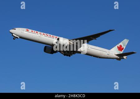 Un Boeing 777 gestito da Air Canada parte dall'aeroporto Heathrow di Londra Foto Stock