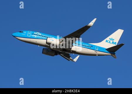 Un Boeing 737 gestito da KLM parte dall'aeroporto di Londra Heathrow Foto Stock