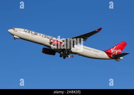 Un Airbus A330 gestito da Virgin Atlantic parte dall'aeroporto di Londra Heathrow Foto Stock