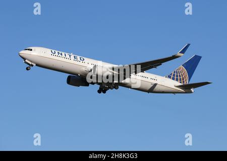 Un Boeing 767 gestito da United Airlines parte dall'aeroporto di Londra Heathrow Foto Stock