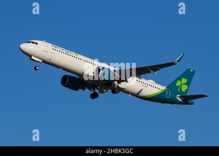 Un Airbus A321 NEO gestito da Aer Lingus parte dall'aeroporto di Londra Heathrow Foto Stock