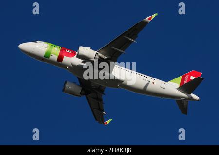 Un Airbus A320 NEO gestito da TAP Air Portugal parte dall'aeroporto di Londra Heathrow Foto Stock