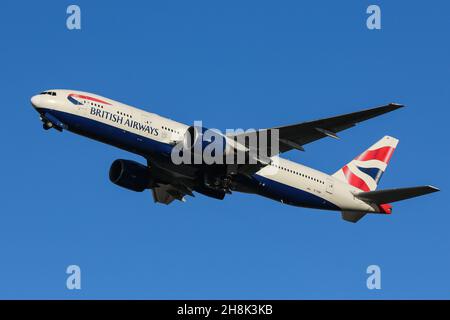 Un Boeing 777 gestito dalla British Airways parte dall'aeroporto di Londra Heathrow Foto Stock