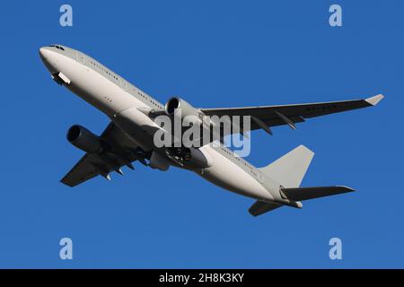 Un Airbus A330 gestito da Qatar Airways parte dall'aeroporto di Heathrow Foto Stock