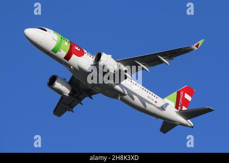 Un Airbus A320 NEO gestito da TAP Air Portugal parte dall'aeroporto di Londra Heathrow Foto Stock