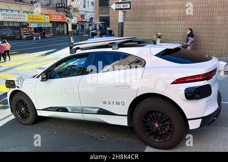 San Francisco, Stati Uniti. 24 novembre 2021. Un veicolo autonomo Waymo guida a San Francisco il 24 novembre 2021. Waymo è un'azienda di sviluppo di tecnologia di guida autonoma americana ed è una filiale di Alphabet Inc, la società madre di Google. (Foto di Samuel Rigelhaupt/Sipa USA ) Credit: Sipa USA/Alamy Live News Foto Stock
