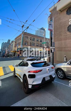 San Francisco, Stati Uniti. 24 novembre 2021. Un veicolo autonomo Waymo guida a San Francisco il 24 novembre 2021. Waymo è un'azienda di sviluppo di tecnologia di guida autonoma americana ed è una filiale di Alphabet Inc, la società madre di Google. (Foto di Samuel Rigelhaupt/Sipa USA ) Credit: Sipa USA/Alamy Live News Foto Stock