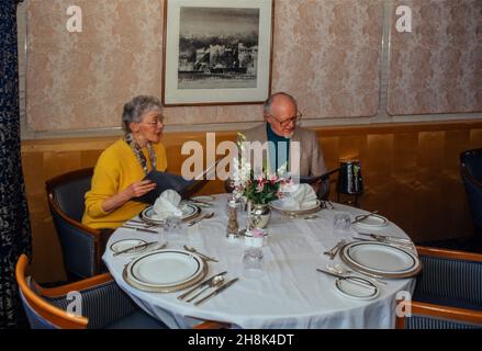 Coppia in pensione in barca a vela sulla nave da crociera Queen Elizabeth 2 a Manhattan NYC Foto Stock