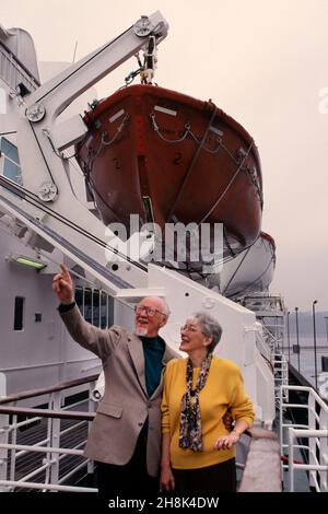 Coppia in pensione in barca a vela sulla nave da crociera Queen Elizabeth 2 a Manhattan NYC Foto Stock