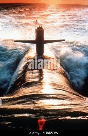 Il sottomarino ad attacco rapido nucleare USS City of Corpus Christi della Marina statunitense di Los Angeles in corso nell'Oceano Atlantico 1 gennaio 1988 al largo della costa di New London, Connecticut. Foto Stock