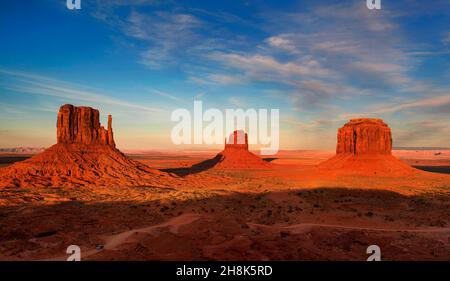 East e West Mitten Buttes al tramonto, Monument Valley, Colorado Plateau, confine tra Arizona e Utah Foto Stock