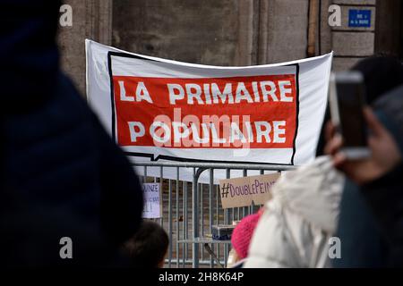 Marsiglia, Francia. 27 novembre 2021. Una bandiera di partito in mostra al pubblico.attivisti per ''la primaria popolare'' (la primaire Populaire) un movimento attivista per un singolo candidato che rappresenta partiti ecologici e partiti di sinistra stanno cercando sostegno e membri per vincere nelle elezioni presidenziali del 2022 contro Marine le Pen, Emmanuel Macron, Eric Zemmour e altri candidati di destra. La scelta del candidato sarebbe fatta da un'elezione primaria come nel caso attuale del partito ''i repubblicani'' (Les Republicains) che ha 5 candidati per decidere. (Credit Image: © Gera Foto Stock