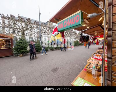 VIN chaud segnaletica vino caldo persone che indossano la maschera di sicurezza respiratoria di fronte alle bancarelle del mercato Foto Stock