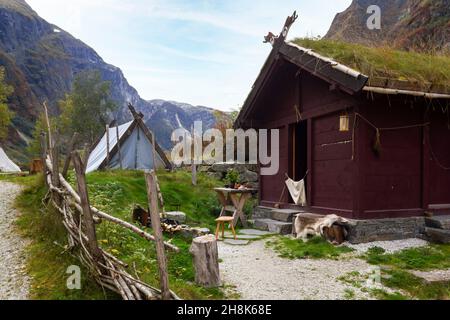 Gudvangen, Norvegia - Circa Settembre 2021: Viking Casa in legno e tende in splendido paesaggio fiordo norvegese Foto Stock