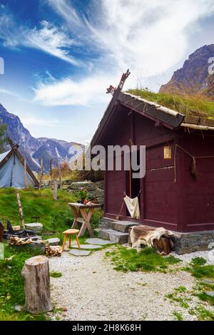 Gudvangen, Norvegia - Circa Settembre 2021: Villaggio vichingo in Norvegia con case in legno, tende con montagne circostanti. Fiordo norvegese paesaggio Foto Stock