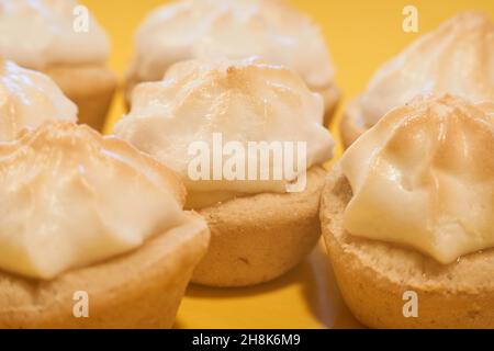 gruppo di mini torta al limone su sfondo giallo Foto Stock