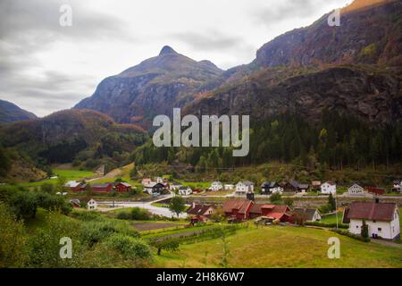 Villaggio in Norvegia con montagne e case di legno colorate Foto Stock