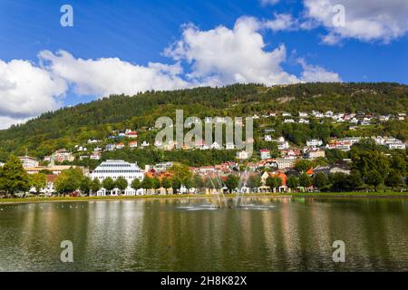 Lago nel centro di Bergen con tipiche case in legno sullo sfondo Foto Stock