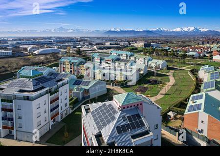 Case moderne con pannelli solari sul tetto per l'energia alternativa. Grugliasco, Italia - Novembre 2021 Foto Stock