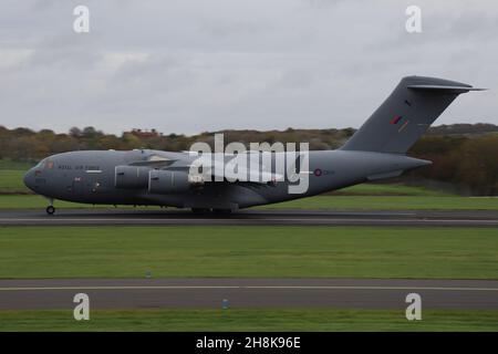 ZZ173, un Boeing C-17A Globemaster C1 gestito dalla Royal Air Force (RAF), che arriva all'aeroporto internazionale di Prestwick in Ayrshire, Scozia. Foto Stock