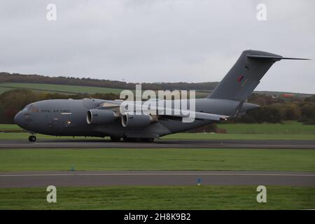 ZZ173, un Boeing C-17A Globemaster C1 gestito dalla Royal Air Force (RAF), con partenza dall'aeroporto internazionale di Prestwick in Ayrshire, Scozia. Foto Stock