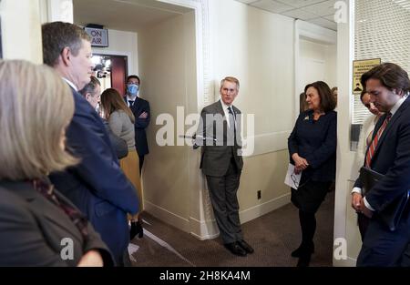 Washington, Stati Uniti. 30 Nov 2021. Il senatore James Lankford (R-OK) parla in corridoio prima di una conferenza stampa su Dobbs v. Jackson al Campidoglio degli Stati Uniti a Washington, DC martedì 30 novembre 2021. Domani la Corte Suprema ascolterà argomenti su Dobbs v. Jackson, che affronta la costituzionalità di una legge statale del Mississippi del 2018 che vietava le operazioni di aborto dopo le prime 15 settimane di gravidanza. Photo Leigh Vogel/UPI Credit: UPI/Alamy Live News Foto Stock