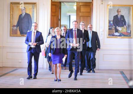 (211130) -- STOCCOLMA, 30 novembre 2021 (Xinhua) -- il nuovo primo ministro svedese Magdalena Andersson (C, Front) è visto dopo aver annunciato il suo gabinetto a Stoccolma, Svezia, il 30 novembre 2021. Andersson ha presentato formalmente il suo gabinetto di minoranza e ha annunciato le sue priorità martedì. (Ninni Andersson/Regeringskansliet/Handout via Xinhua) Foto Stock