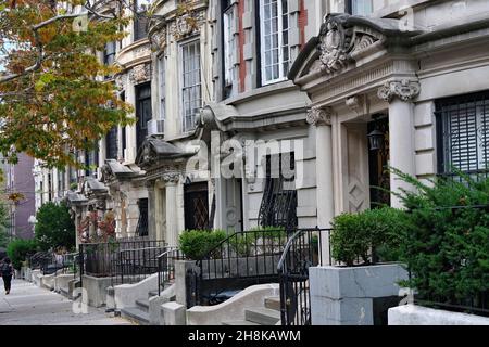 Manhattan strada residenziale con antiche case cittadine con architettura in stile barocco Foto Stock