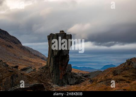 Strane formazioni rocciose su un sentiero escursionistico tra Laktatjakka e il lago Trollsjon, Lapponia, Svezia, ottobre 2021 Foto Stock