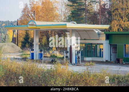 Stazione di benzina abbandonata dal bordo della foresta. Foto Stock