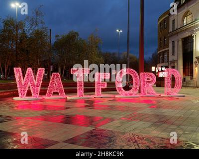 Un enorme segno di nome Watford parte delle decorazioni a Natale nel centro della città nel 2021 Foto Stock