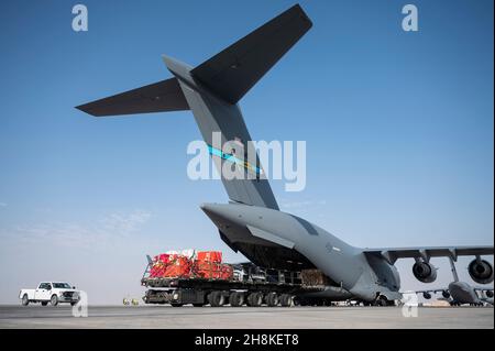 Gli aerei degli Stati Uniti hanno assegnato al 379a Air Expeditionary Wing il carico su un US Air Force C-17 Globemaster III assegnato al 816th Expeditionary Airlift Squadron presso al Udeid Air base, Qatar, 16 novembre 2021. L'816° EAS, implementato con U.S. Air Forces Central, è responsabile della consegna di merci e passeggeri alle basi delle forze degli Stati Uniti e dei paesi partner, fornendo potenza aerea al comando centrale degli Stati Uniti. (STATI UNITI Air Force foto di staff Sgt. Joseph Pick) Foto Stock
