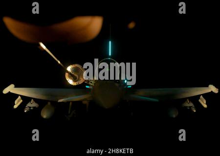 Un Royal Air Force britannico FGR4 Eurofighter Typhoon riceve carburante da un US Air Force KC-10 Extender sopra Kuwait, 5 novembre 2021. Il modello FGR4 è un velivolo "ruolo di guida" che fornisce capacità di distribuzione simultanea aria-aria e aria-superficie. (STATI UNITI Air Force foto di staff Sgt. Jerreht Harris) Foto Stock