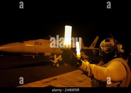 OCEANO PACIFICO (Nov. 12, 2021) Aviation Boatswain's Mate (Handling) 2nd Class Antionette Nelson, da Houston, dirige gli aerei sul ponte di volo di USS Abraham Lincoln (CVN 72). Abraham Lincoln sta conducendo le operazioni di routine nella terza flotta degli Stati Uniti. (STATI UNITI Foto Navy di Mass Communication Specialist U.S. terza classe Jeremiah Bartelt/Released) Foto Stock