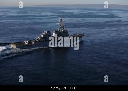 OCEANO PACIFICO (Nov. 13, 2021) il cacciatorpediniere missilistico guidato di classe Arleigh Burke USS Fitzgerald (DDG 62) transita nell'Oceano Pacifico. Fitzgerald sta conducendo operazioni di routine nella terza flotta statunitense. (STATI UNITI Foto Navy di Mass Communication Specialist Seaman Thaddeus Berry/Released) Foto Stock