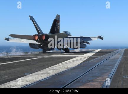 OCEANO PACIFICO (Nov. 13, 2021) un EA-18G Growler, assegnato ai 'Wizards' di Electronic Attack Squadron (VAQ) 133, lancia dal ponte di volo di USS Abraham Lincoln (CVN 72). Abraham Lincoln sta conducendo le operazioni di routine nella terza flotta degli Stati Uniti. (STATI UNITI Foto Navy di Mass Communication Specialist terza classe Louis Lea/Released) Foto Stock