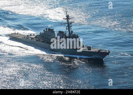 OCEANO PACIFICO (Nov. 13, 2021) il cacciatorpediniere missilistico guidato di classe Arleigh Burke USS Fitzgerald (DDG 62) transita nell'Oceano Pacifico. Fitzgerald sta conducendo operazioni di routine nella terza flotta statunitense. (STATI UNITI Foto Navy di Mass Communication Specialist Seaman Thaddeus Berry/Released) Foto Stock