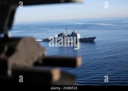 OCEANO PACIFICO (Nov. 13, 2021) l'incrociatore missilistico guidato di classe Ticonderoga USS Mobile Bay (CG 53) transita nell'Oceano Pacifico. Mobile Bay sta conducendo operazioni di routine nella terza flotta degli Stati Uniti. (STATI UNITI Foto Navy di Mass Communication Specialist Seaman Thaddeus Berry/Released) Foto Stock