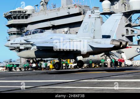 OCEANO PACIFICO (Nov. 13, 2021) un Super Hornet F/A-18F, assegnato al 'Black Aces' di Strike Fighter Squadron (VFA) 41, atterra sul ponte di volo di USS Abraham Lincoln (CVN 72). Abraham Lincoln sta conducendo le operazioni di routine nella terza flotta degli Stati Uniti. (STATI UNITI Foto Navy di Mass Communication Specialist terza classe Louis Lea/Released) Foto Stock