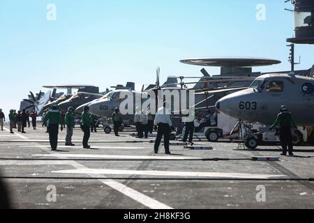 OCEANO PACIFICO (Nov. 13, 2021) i marinai mantengono l'aeromobile sul ponte di volo della USS Abraham Lincoln (CVN 72). Abraham Lincoln sta conducendo le operazioni di routine nella terza flotta degli Stati Uniti. (STATI UNITI Foto Navy di Mass Communication Specialist Seaman Thaddeus Berry/Released) Foto Stock