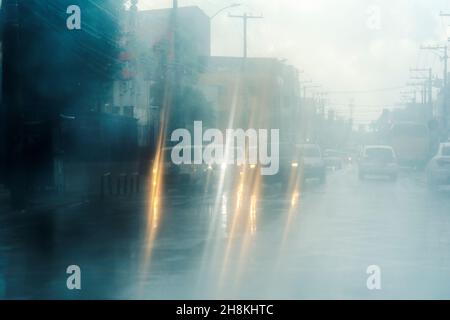 Traffico giornaliero, vista attraverso la finestra in giorno di pioggia. Salvador, Bahia, Brasile Foto Stock