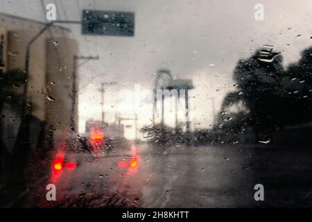 Traffico giornaliero, vista attraverso la finestra in giorno di pioggia. Salvador, Bahia, Brasile Foto Stock