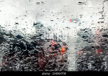 Traffico giornaliero, vista attraverso la finestra in giorno di pioggia. Salvador, Bahia, Brasile Foto Stock