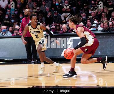 Novembre 30; West Lafayette, Indiana, USA; Purdue Boilermakers guardia Eric Hunter Jr. (2) difende portare la palla su courtin la prima metà di una partita di basket tra i Florida state Seminoles e i Purdue Boilermakers a Mackey Arena. Credito obbligatorio: Sandra Dukes/CSM. Foto Stock