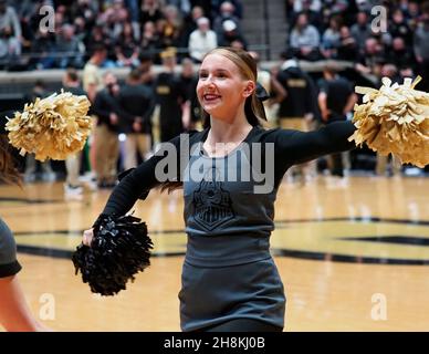 Novembre 30; West Lafayette, Indiana, USA; Purdue Cheerleader nella prima metà di una partita di basket tra i Florida state Seminoles e i Purdue Boilermakers alla Mackey Arena. Credito obbligatorio: Sandra Dukes/CSM. Foto Stock