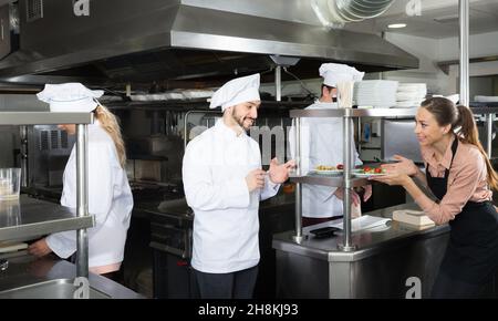 Personale del ristorante con chef che lavorano insieme Foto Stock