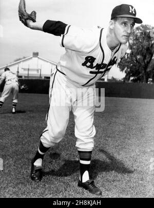 Lanciatore Warren Spahn dei Milwaukee Braves all'allenamento primaverile degli anni '50 Foto Stock